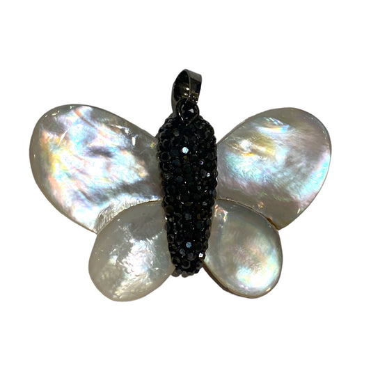 Pendentif forme papillon en nacre