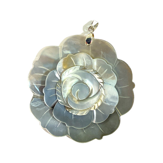 Pendentif rose en nacre grise