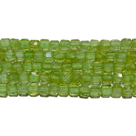 Fil de perles facettées carré Peridot 3x3 mm