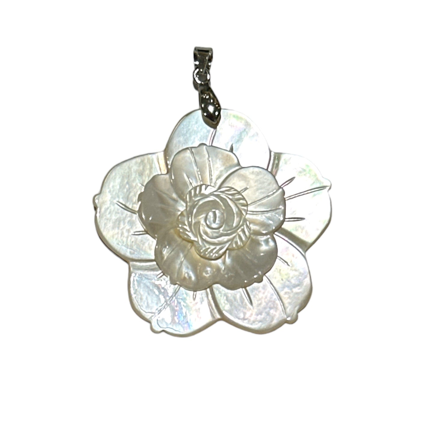 Pendentif fleur en nacre blanche