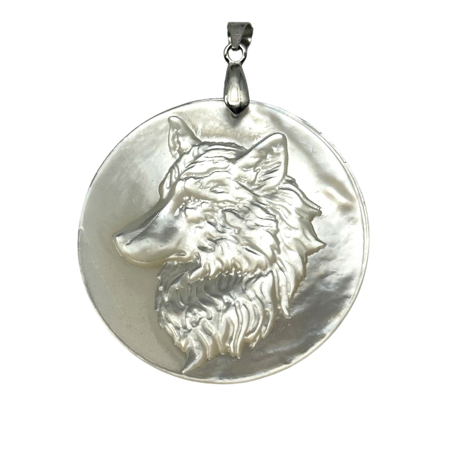 Pendentif Loup sculpté main nacre blanche